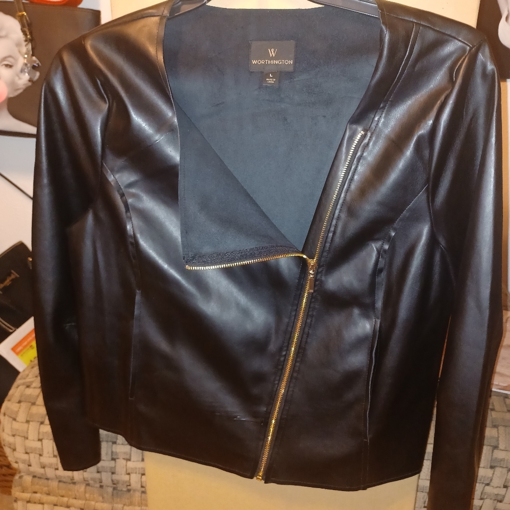 Worthington black light weight jacket.  Front zipper  and pocket zippers. Size L